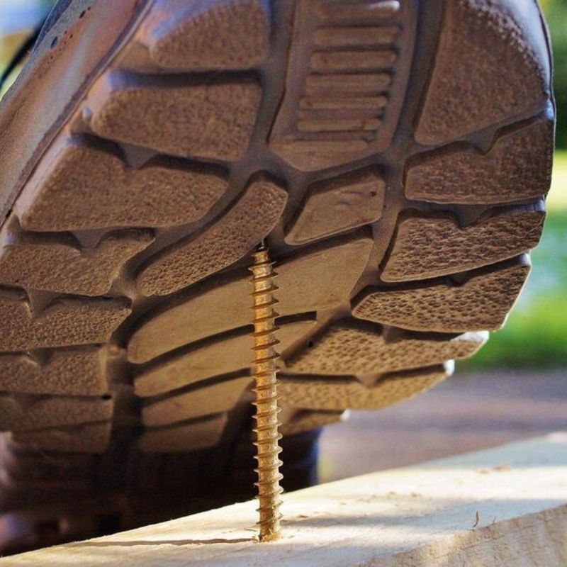 cuidado con los agujeros en las suelas del zapato